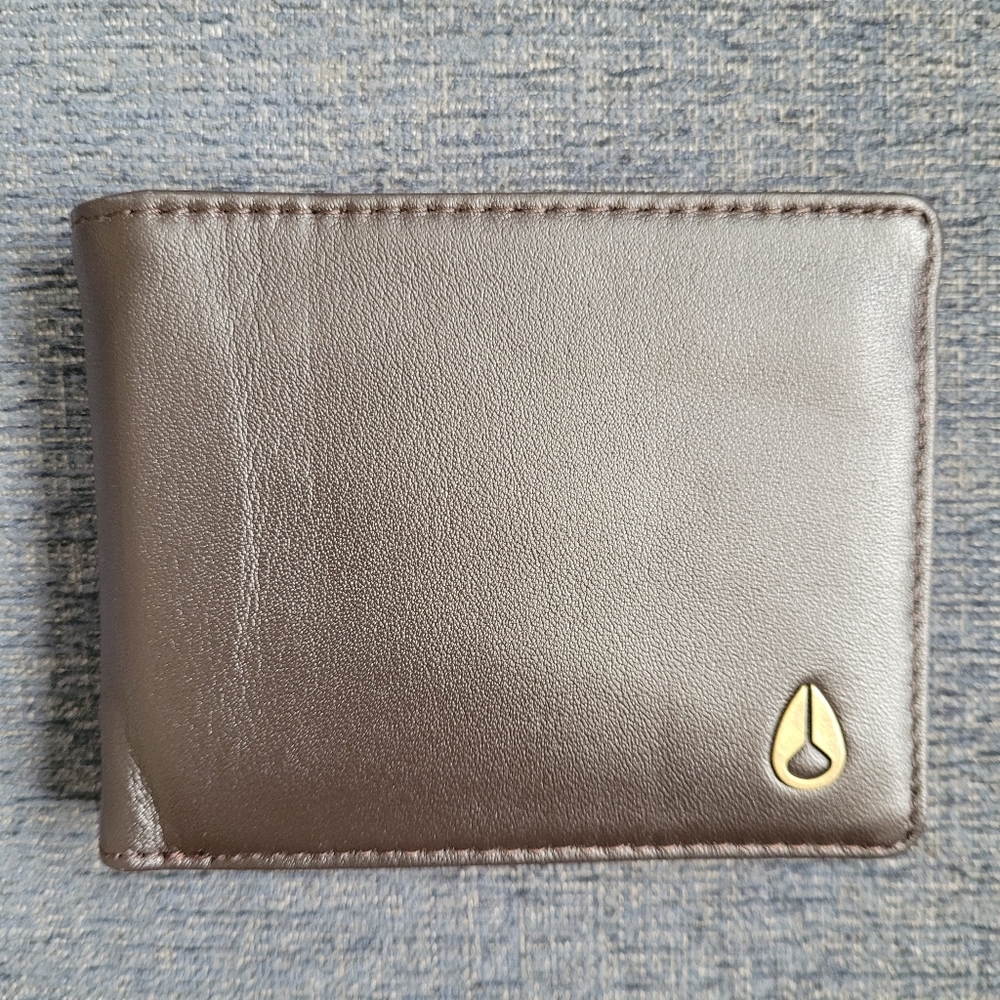 NWOT Mens Nixon Pass leather wallet--Brown